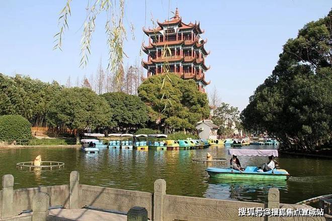 休闲方面:川沙公园,川沙广场,川沙古城墙公园,北城绿地公园,浦东运河