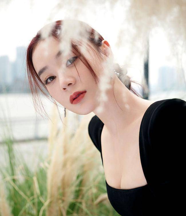 原创袁姗姗在芦苇荡拍大片穿低领装不敢正对镜头被指太保守了