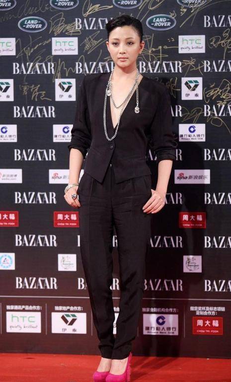 殷桃这贫血妆让人上头穿的再低调也挡不住殷桃的高冷霸气