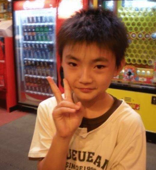 1995年,王欣逸出生于台,父母都是生意人 ,常年不在家中,他是跟着奶奶