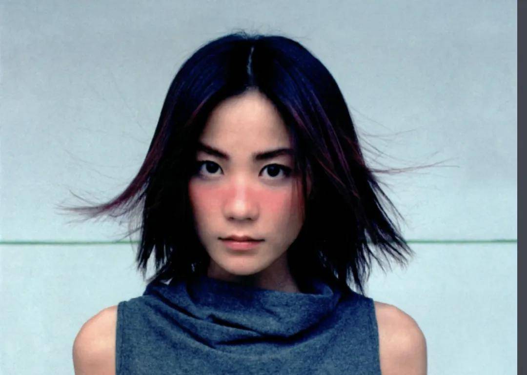 6754岁王菲现状:和女儿机场被偶遇,素颜穿麻花毛衣看着像30岁