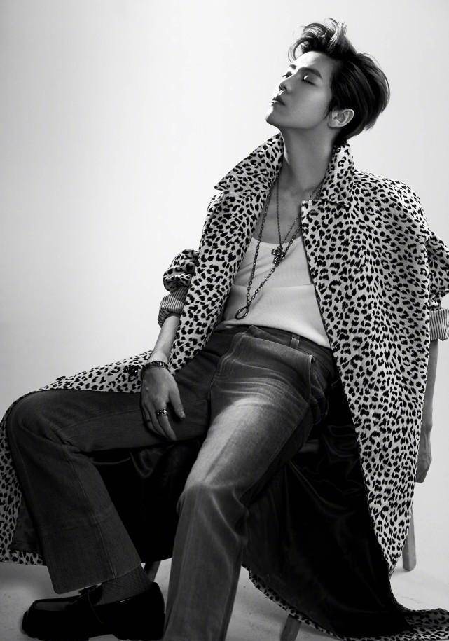 一件低领口的白色背心,在视觉上延长了鹿晗的颈线,从侧面看那凸起的