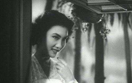 但这段婚姻让金庸很不愉快,杜冶芬不懂粤语也不知道丈夫成天在外忙忙