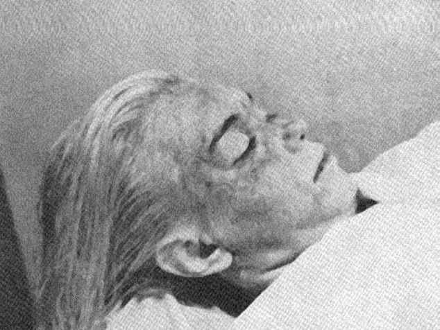 玛丽莲梦露葬礼现场曝光遗体的姿势令人不解图3是偷拍的遗容