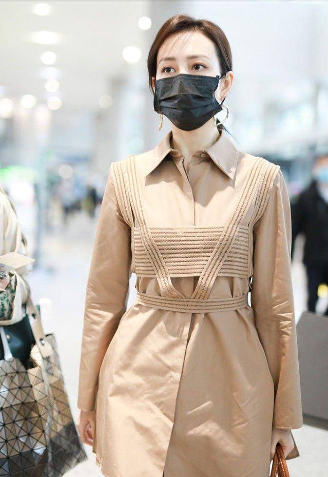 原创王鸥当妈后换了风格穿衬衫阔腿裤高跟鞋亮相41岁美出新高度