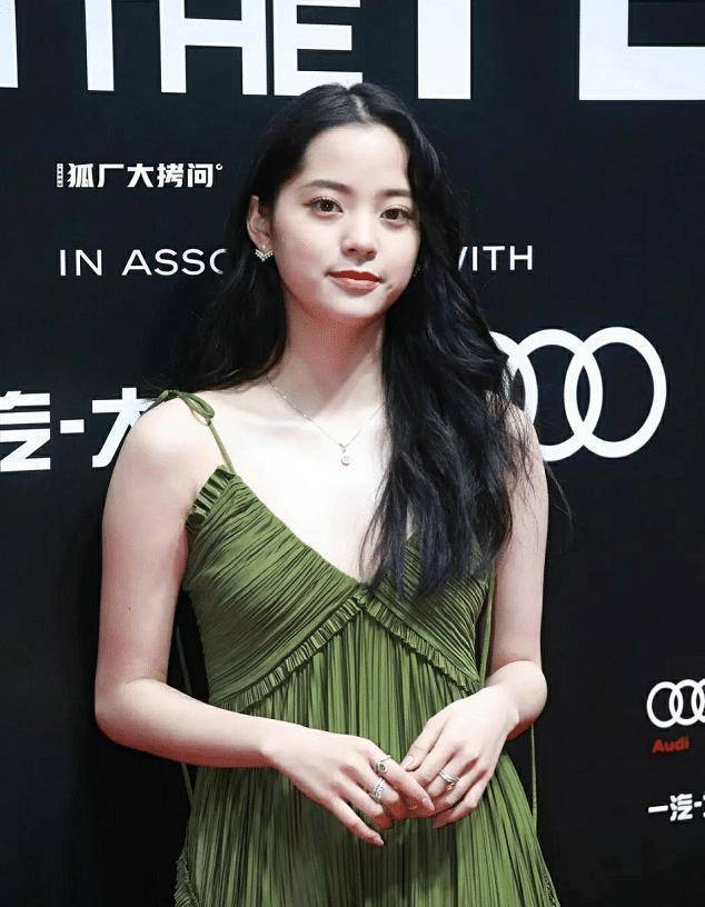 原创欧阳娜娜多肉身材又火了穿睡衣裙露面这谁见了能淡定