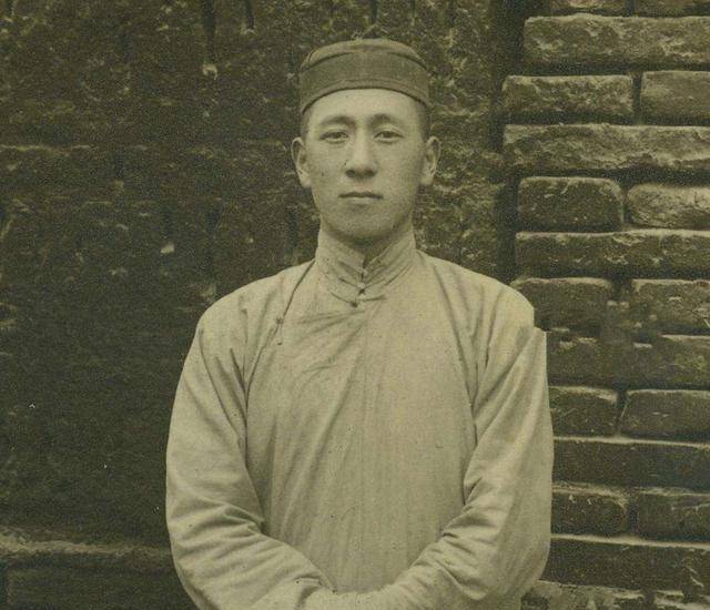 母亲大家闺秀,却逼六岁儿子喝酒,儿子不从,母亲含泪,道出苦衷_松涛_傅