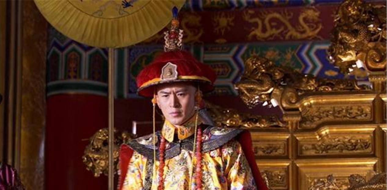 光绪皇帝在同正考官尚书徐桐,副考官侍郎李若农等人阅卷时,在骆成骧的