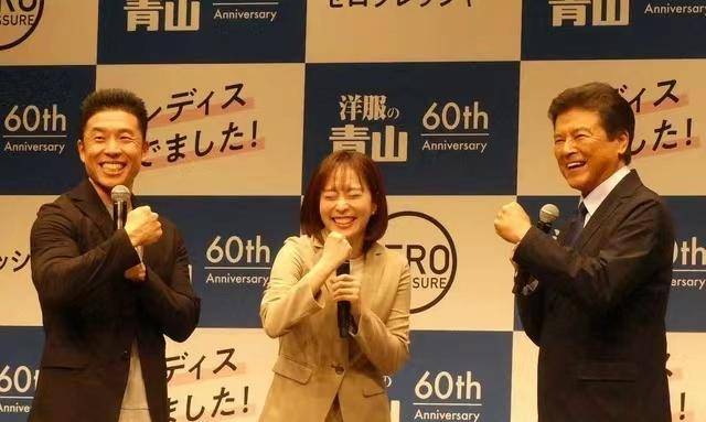 石川佳纯踩着黑色高跟鞋拍了一张四口之家的全家福石川佳纯也很漂亮