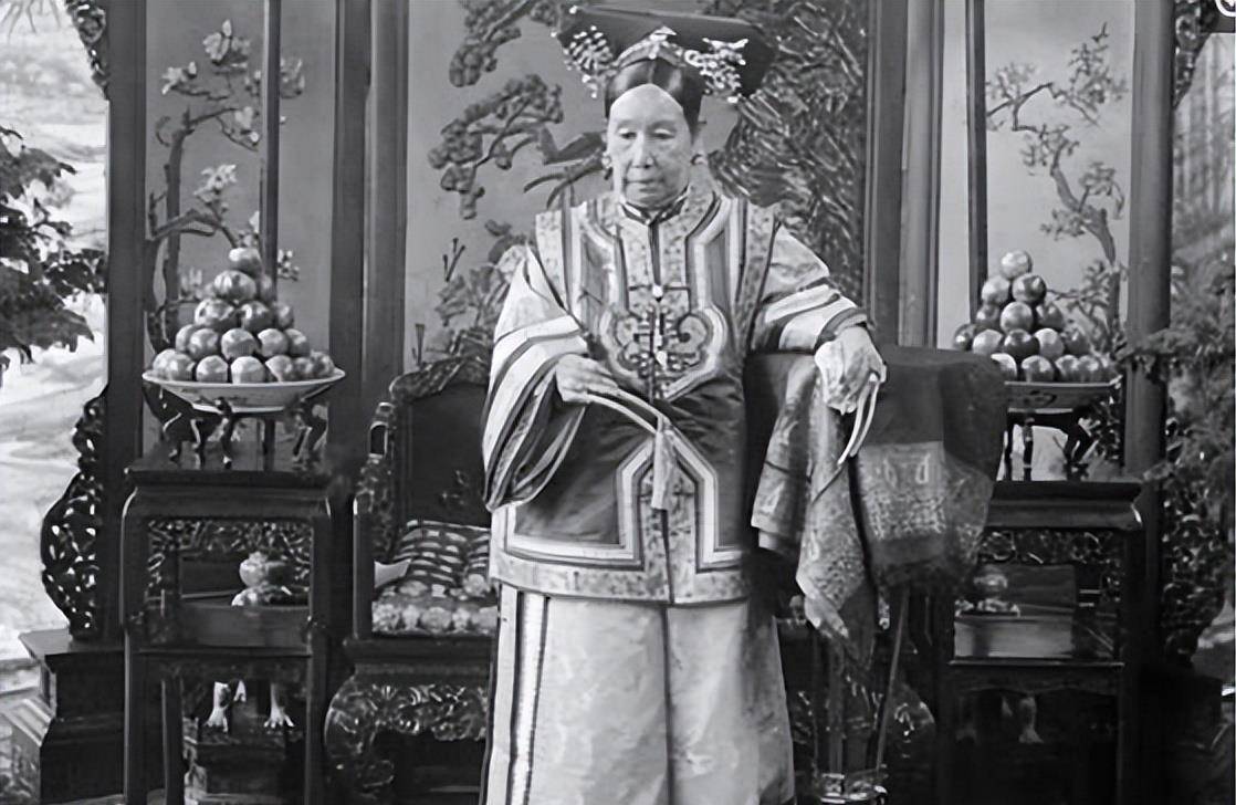 慈禧出洋相,第一次看到灯泡喊了2个字,如今成了人们的口头禅