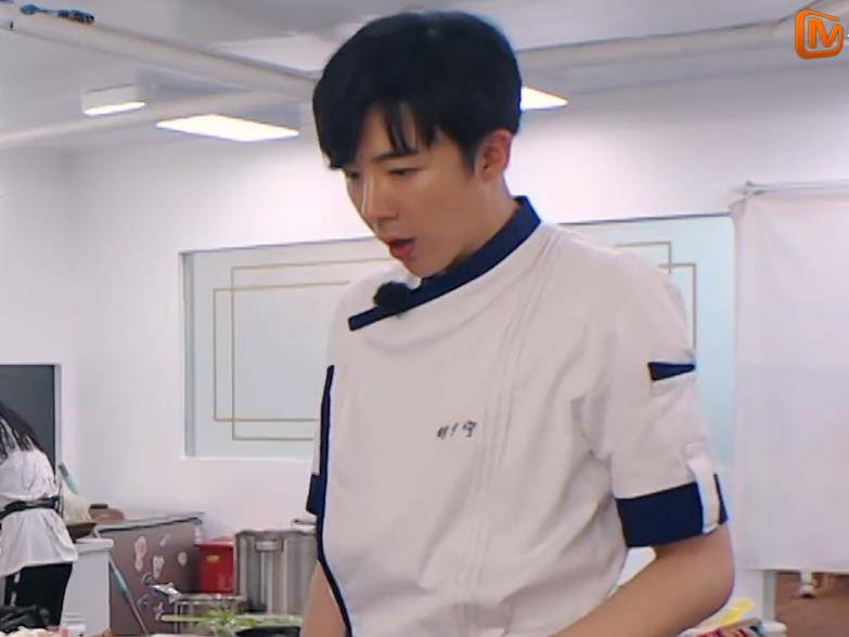 原创刘宇宁中餐厅受好评林大厨的一句话是亮点难怪被称为全能男神