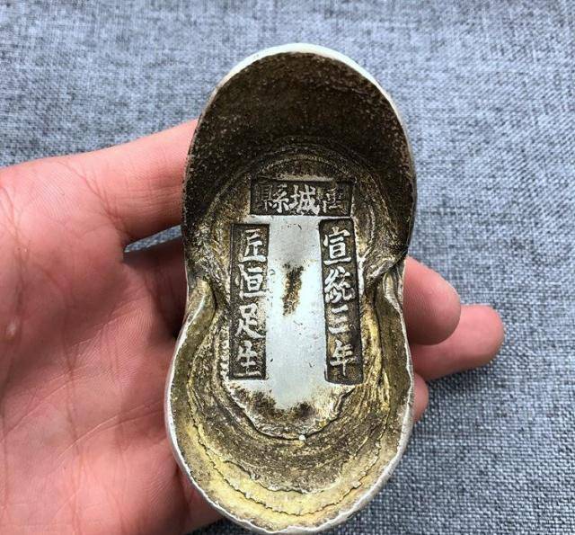 客人随便扔下一块散碎银子走了,老板也不计较_清代_袖子_元宝