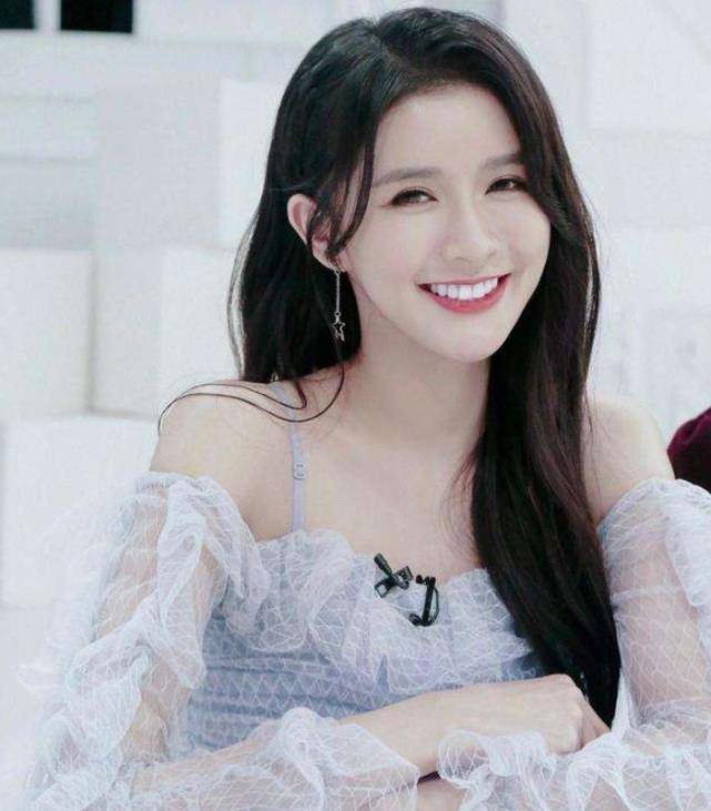 原创青你2职业歌手乃万拿c模样莫名眼熟看到王源后确定不是兄妹