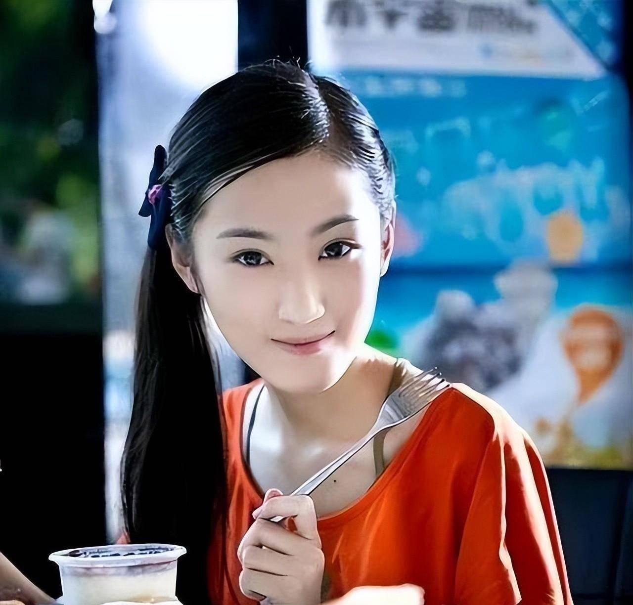 在大学期间,黄诗佳曾担任江苏少儿频道的小主持人一段时间.