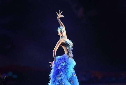 原创住月宫吃花瓣裸背跳舞62岁的杨丽萍真实状况不堪入目