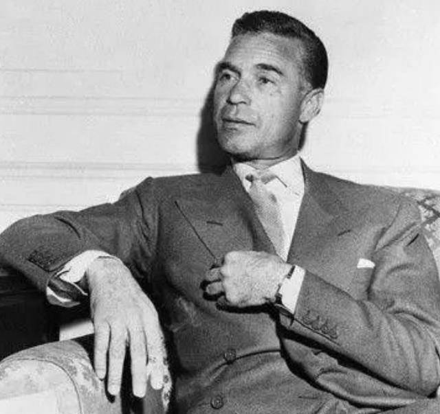 原创吃软饭达到巅峰的男子娶过世上最富有的两个女人坐拥亿万财产