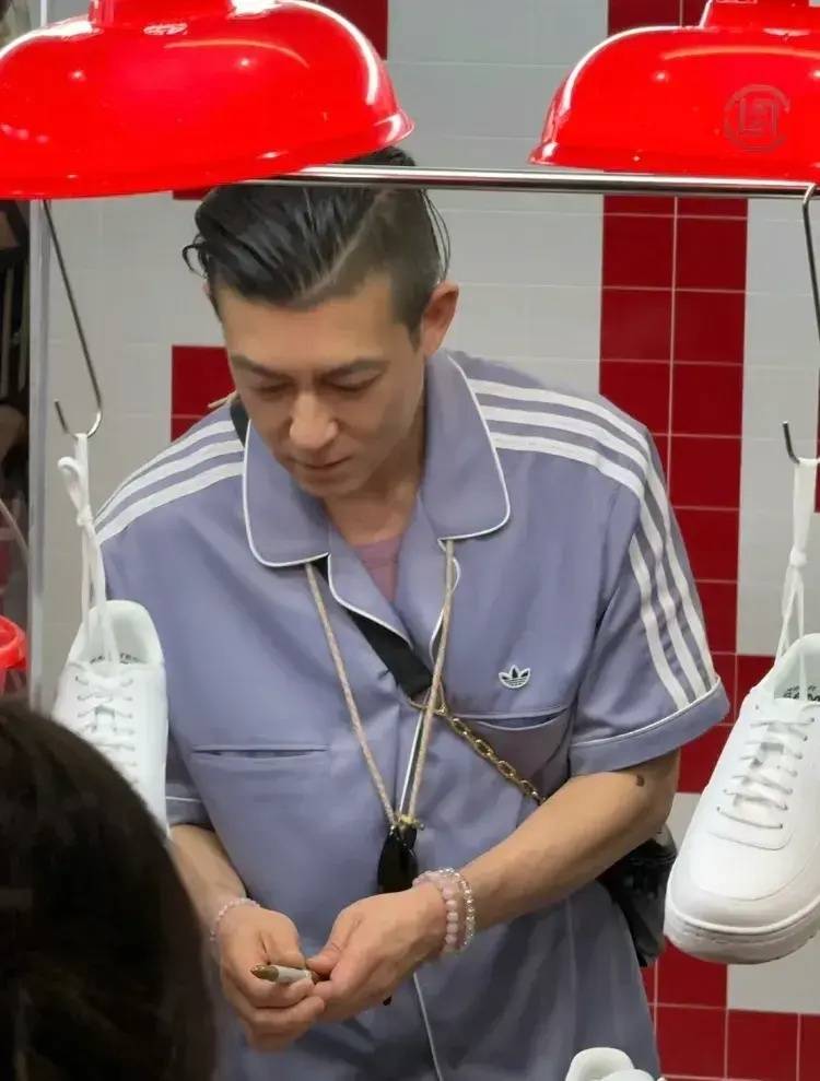 而这次艺术展中最大的亮点其实还是能够看到冠希哥的登场,如今的摄影