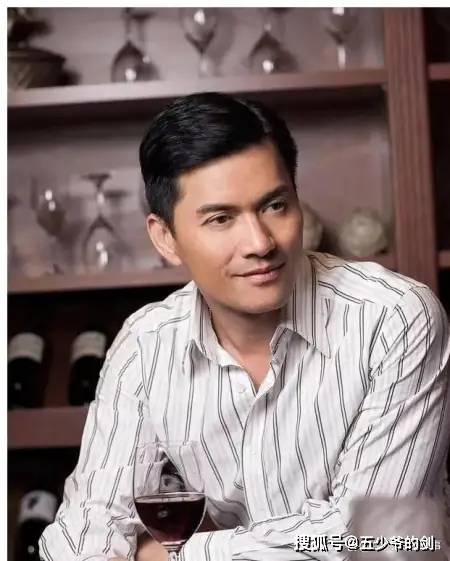 看起来比同龄人年轻的吕良伟实际上是如何做到的呢?