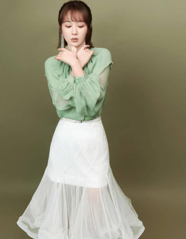 原创杨紫为证明肩不宽大胆挑战一字肩礼裙气质雍容高级感十足