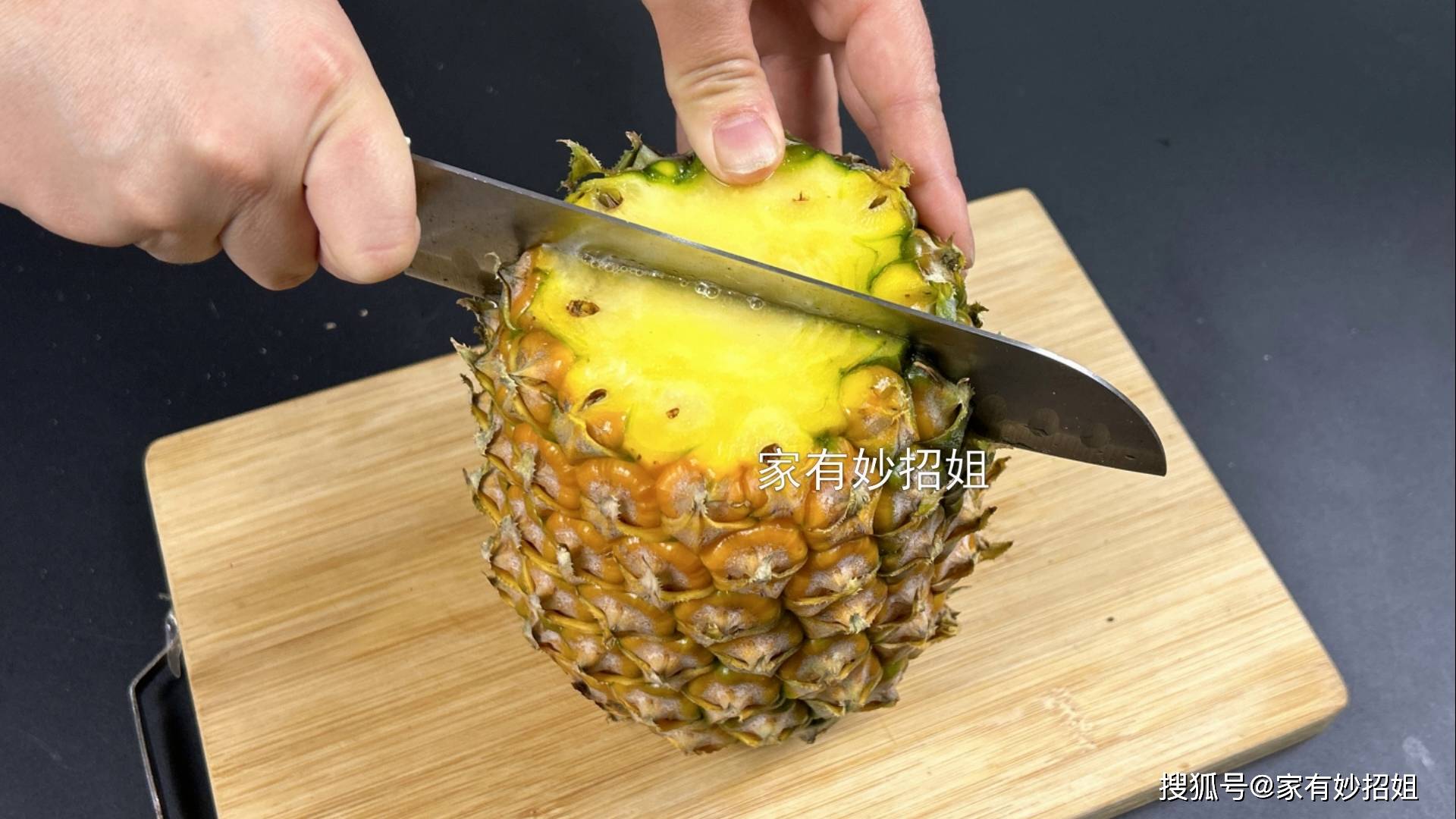 原创才知道切菠萝原来这么简单不削皮不挖眼横竖几刀就搞定
