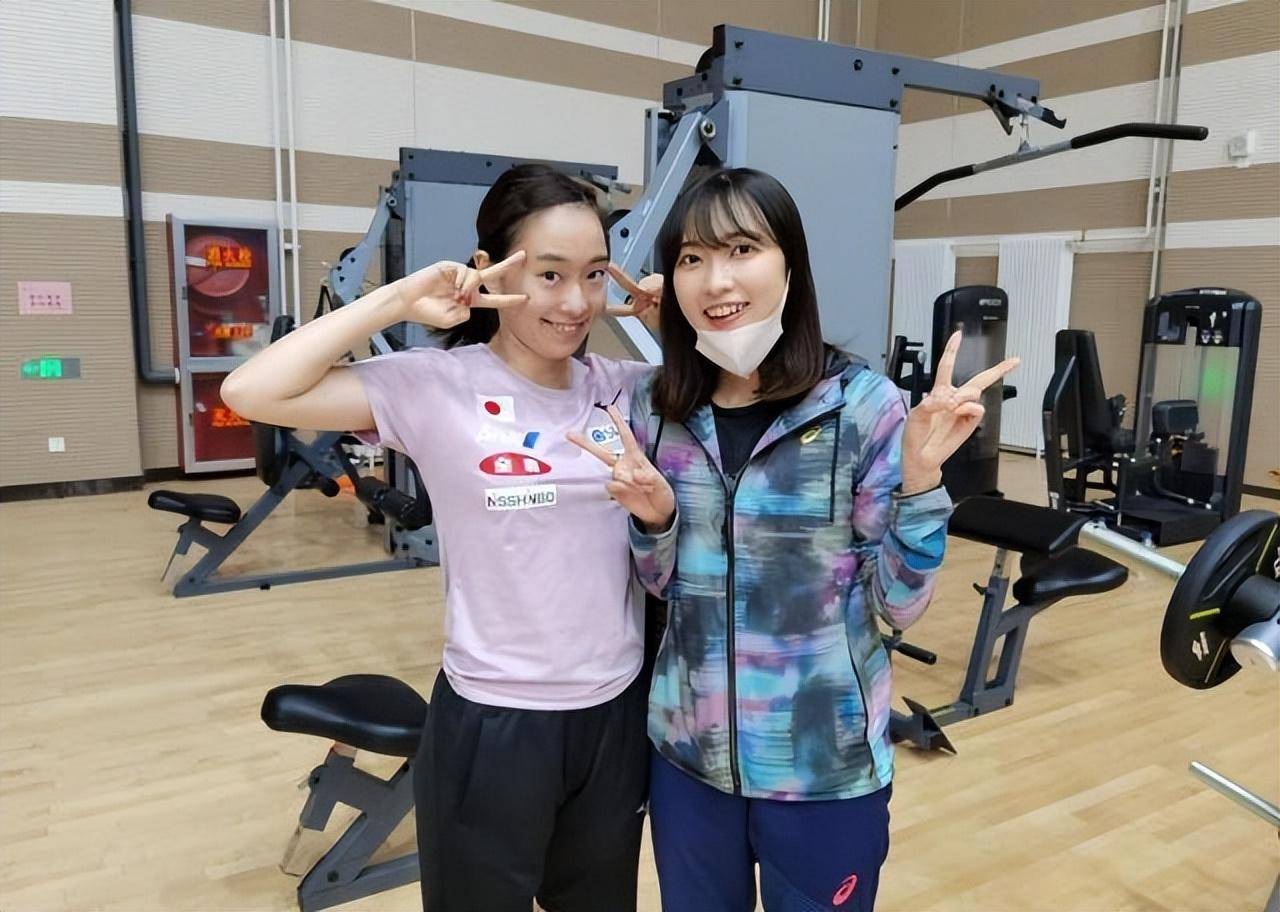 石川佳纯踩着黑色高跟鞋拍了一张四口之家的全家福石川佳纯也很漂亮