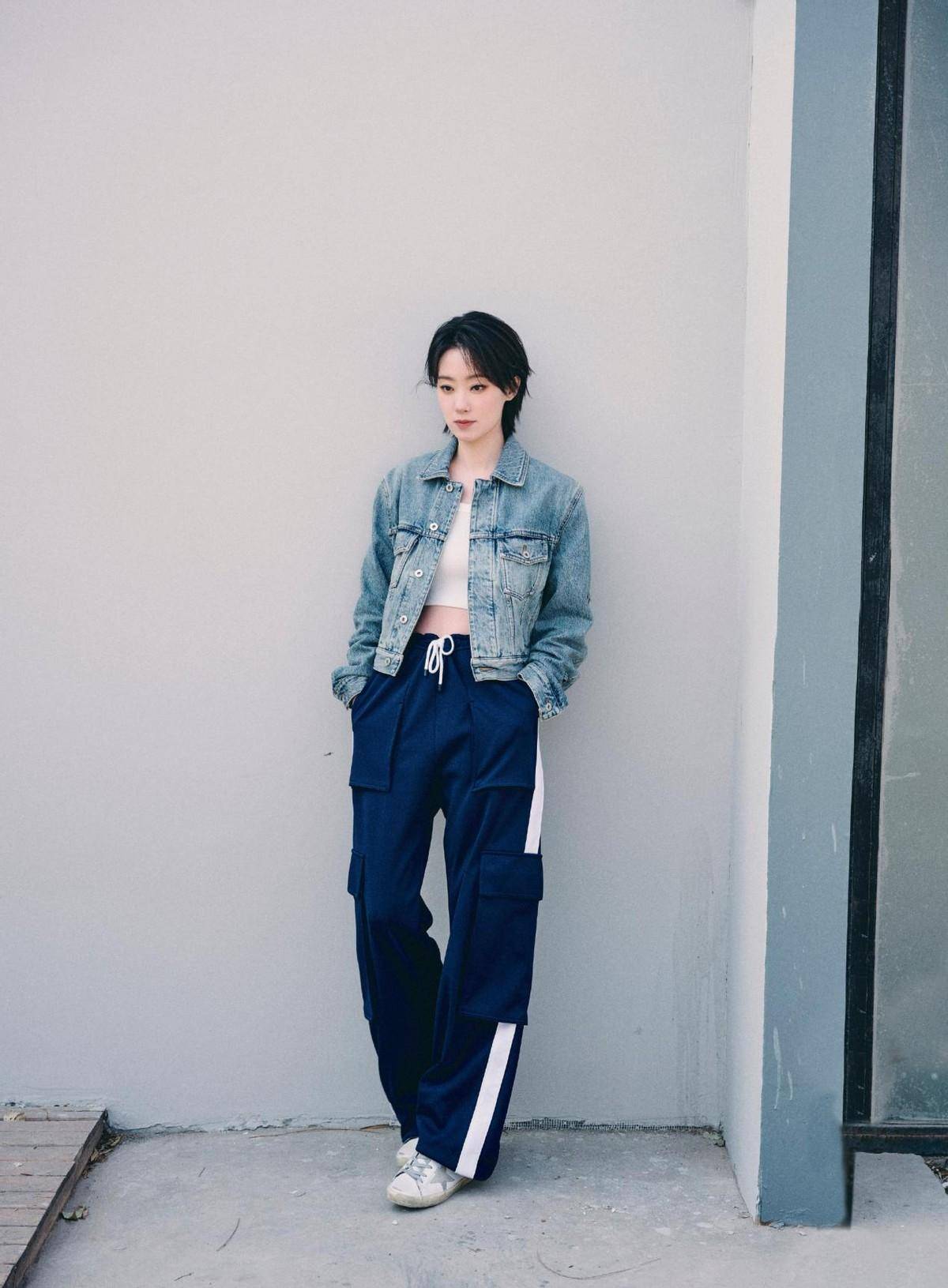 原创张小斐晒短发照白t配蓝衬衫充满初恋感挽衣袖撑伞秒变老公姐