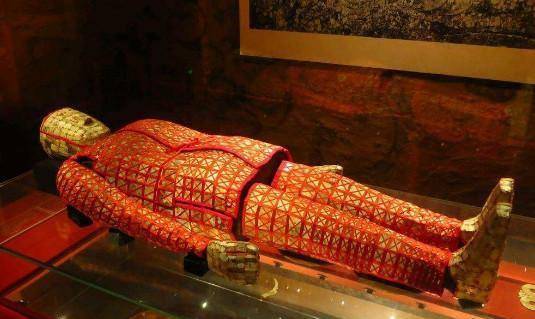 原创他用两万块的成本造出金缕玉衣并请专家估值数十亿以此来贷款