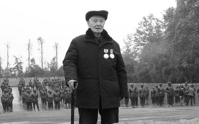 原创百岁抗战老兵离家79年晚年回归家乡祭拜父母时儿子对不起你们