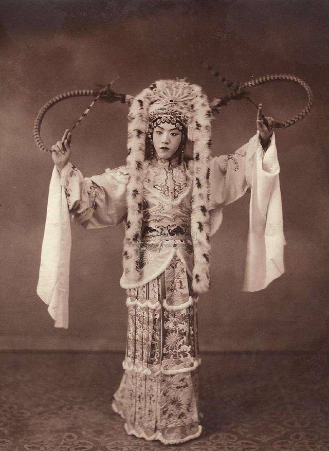 原创民国最风流的公子生前娶了5位太太死后还有千名女子为其送葬