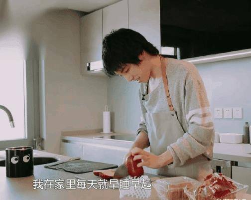 原创华晨宇做早餐厨房的装饰却暴露感情状态我早就应该猜到的