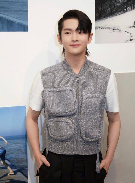 系周震南出道后一直走富二代人设路线,还上贵族学校