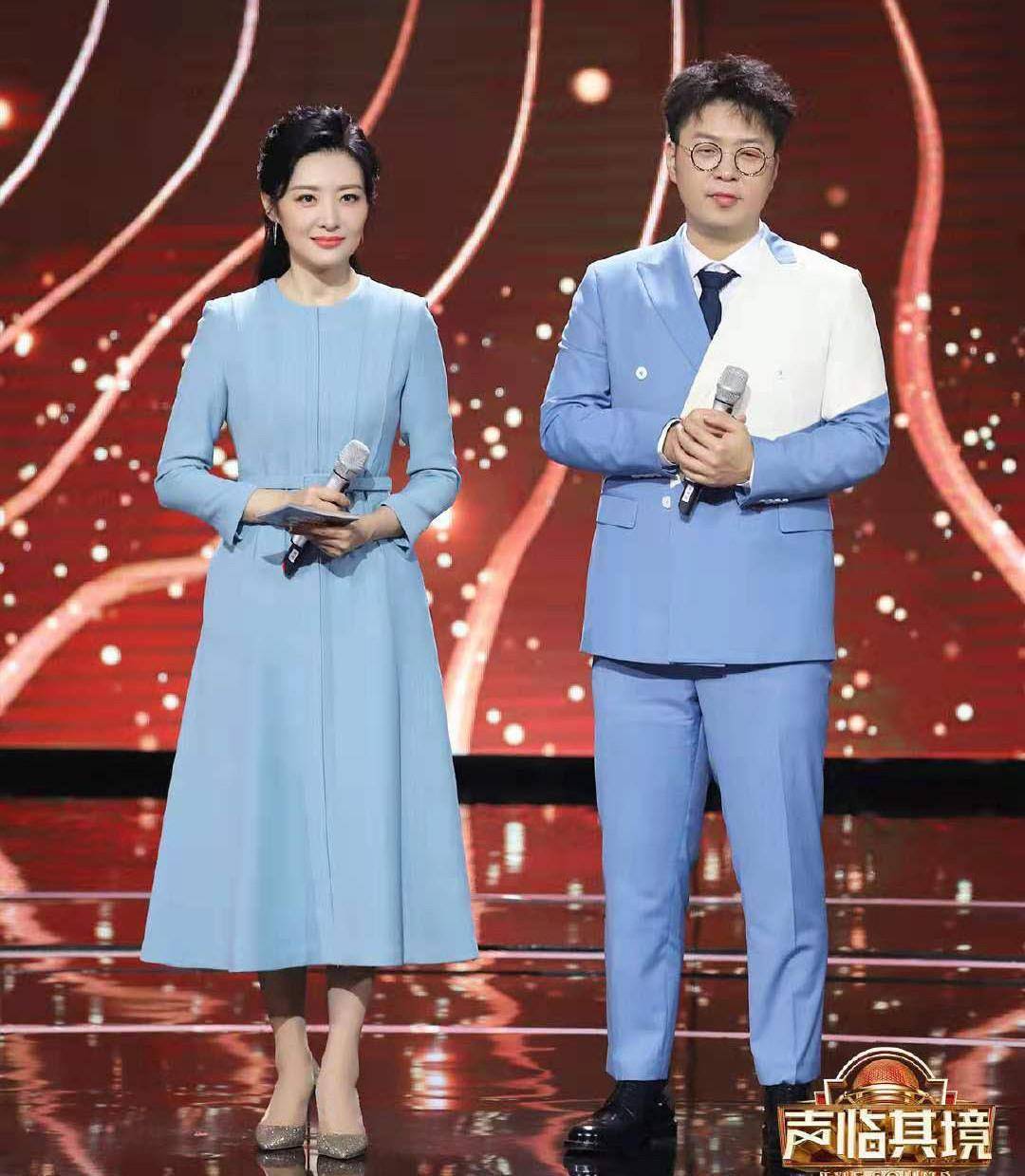 52岁周涛真年轻,同台杜海涛主持像姐弟,穿黑白裙扎丸子头像少女