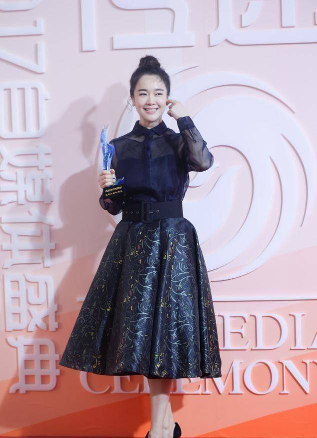 原创原创42岁左小青真任性穿灰色大衣配高领衫戴渔夫帽咬唇竟这么甜