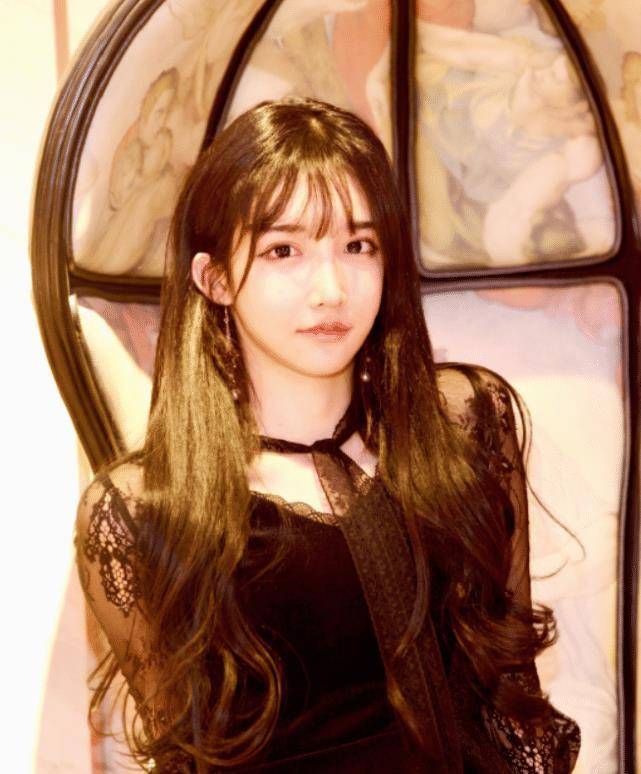 一开始大家对于女装大佬的评价,都是一些不好的词语,甚至有些男生觉得