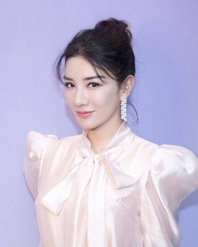 原创原创43岁黄奕撞脸王俊凯因原生家庭爱情不顺因两段婚姻断送了事业