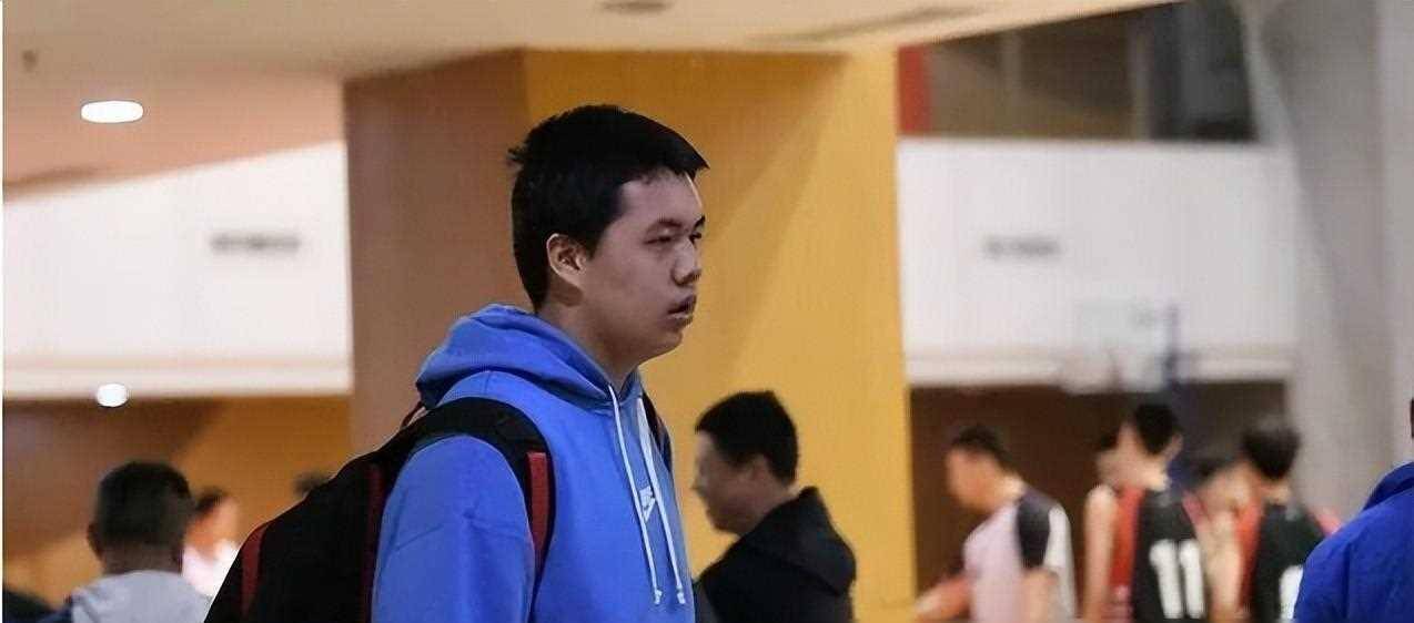 原创可惜王治郅20岁儿子现状重250斤已被球队淘汰彻底无