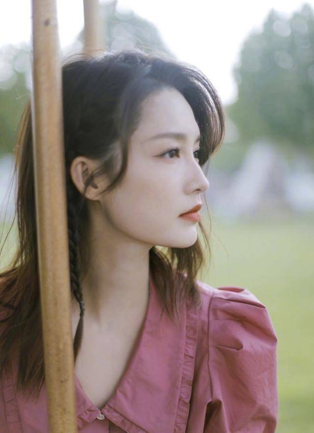 原创31岁李沁晒夏日浪漫写真公主衫打扮超甜美玩旋转木马自嘲幼稚