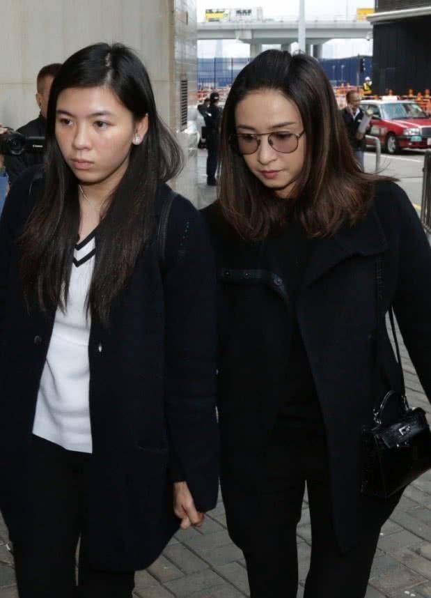 说实话母女俩真的很像一对姐妹,不知道吴婉芳这几十年是如何保养的