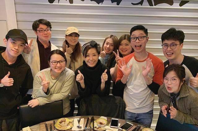 原创原创51岁伍咏薇携丈夫打火锅庆生平淡是福两度原谅丈夫不忠坚守