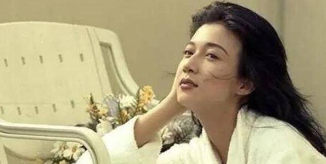 原创48岁吴绮莉孤身过生后现身素颜出镜下巴变化大网友说这不正常