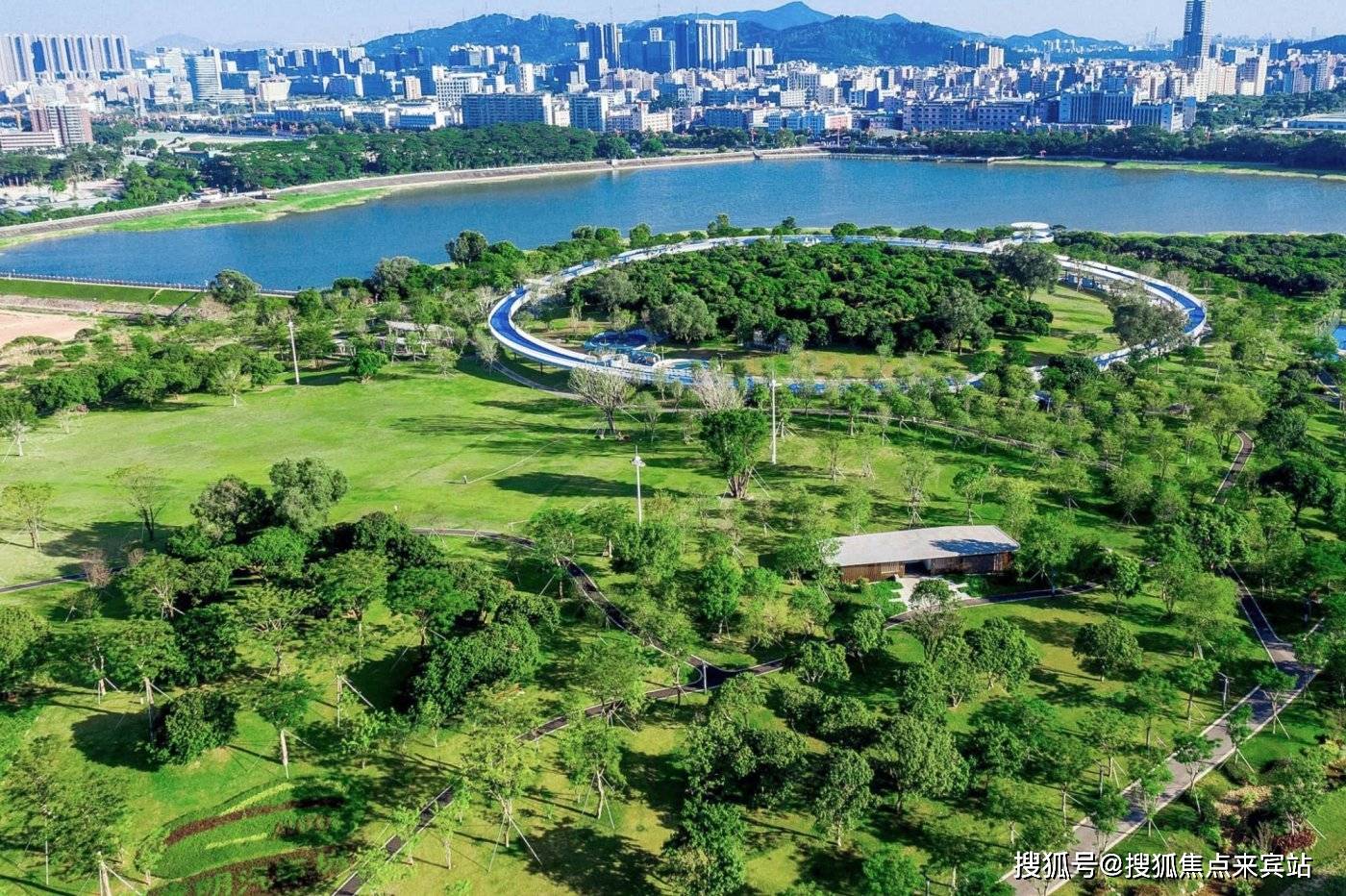 润宏润雅园的建筑设计充满了现代感与艺术气息.