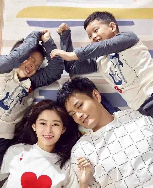 在双胞胎儿子生日时,王媛可和王雨为孩子们准备了一个简单而温馨的