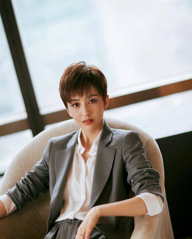 原创原创34岁佟丽娅真会穿白色短袖印花半身裙清新十足秒变24岁少女