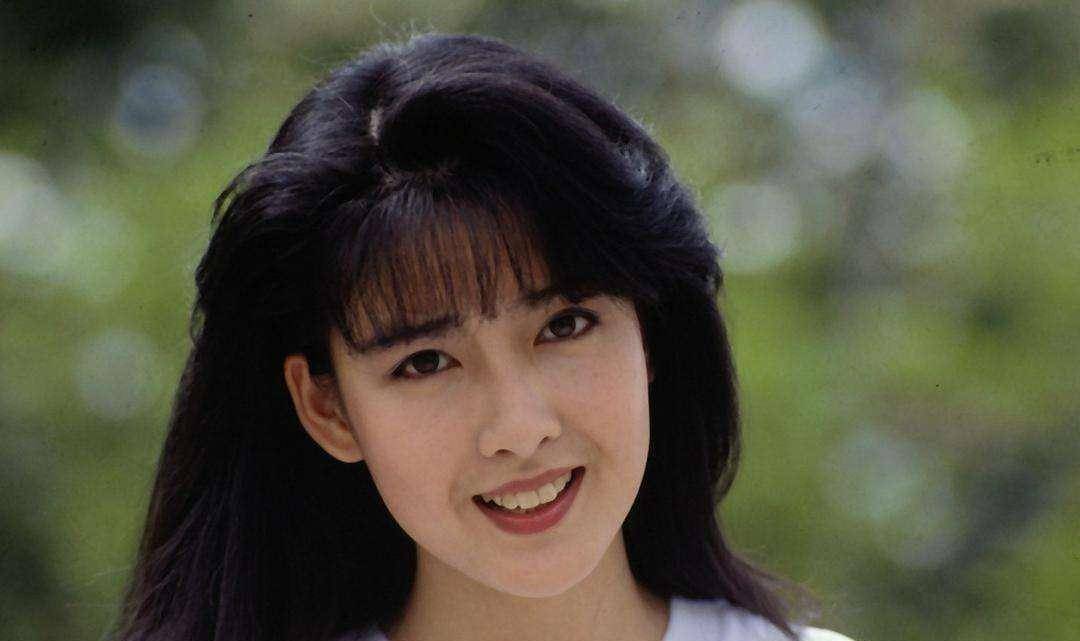 后来周慧敏想隐退了,倪震二话不说卖掉了自己一手创办的娱乐杂志《yes