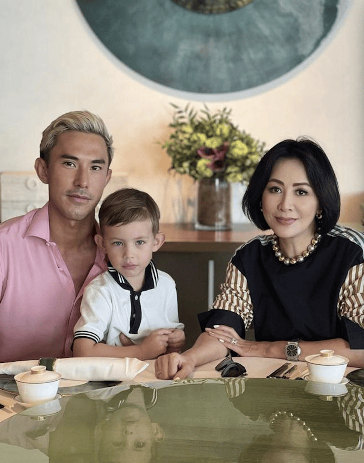 穿网纹装优雅妩媚,邓永锵儿子携夫露脸_邓裕铿_香港_陈泰