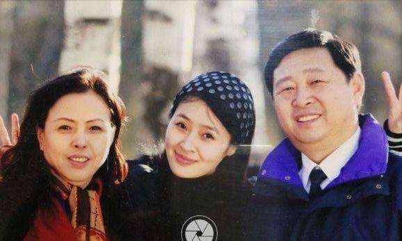 胡俊休息的时候也尽量陪着两个老人,胡俊还会陪着于明加的妈妈逛街