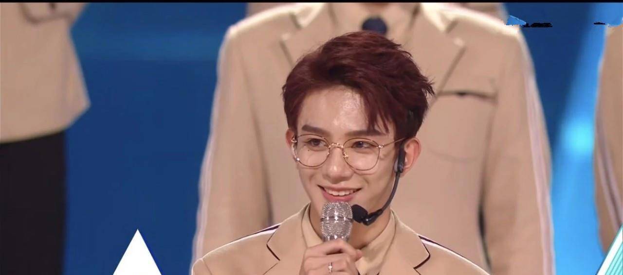 原创r1se又塌房夏之光与美女十指紧扣去驾校甜蜜摸头杀疑恋情曝光