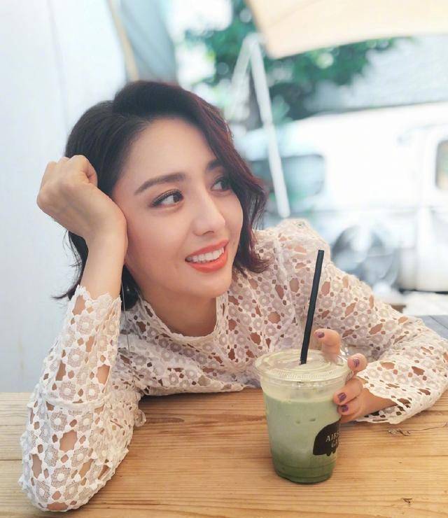 佟丽娅从黑色的长直发剪成了一款亚麻色的短发,这款短发显得她干练