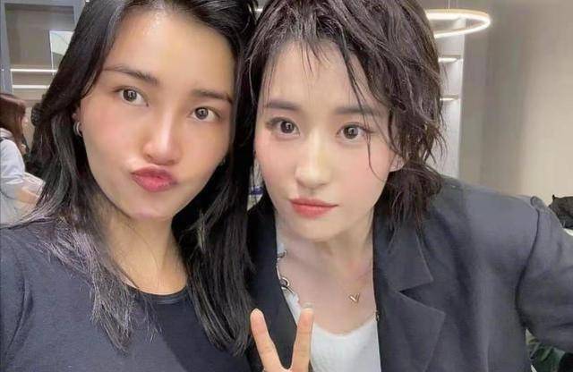 其实刘亦菲逛街被偶遇不是一次两次了,她本人在逛街时是完全处于放松