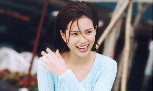 原创原创50岁的李若彤晒美照美颜依旧被赞永远的小龙女